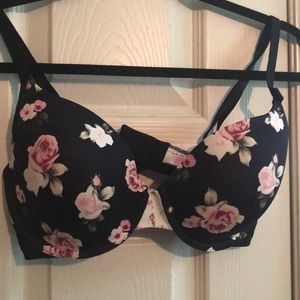 Never worn “Pink” Wear Everywhere T-shirt bra